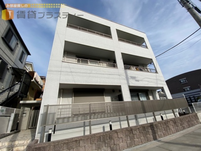 建物外観　バス通り沿いで女性も安心の帰り道。