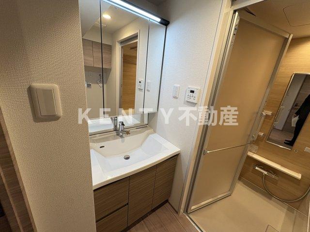 洗面設備　明るい洗面所です