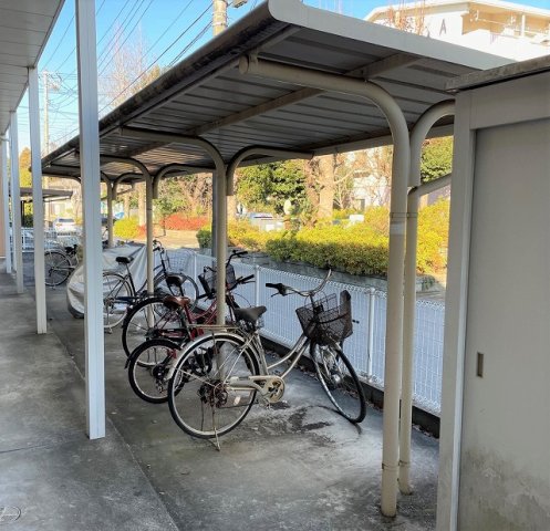 その他　屋根付き駐輪場完備