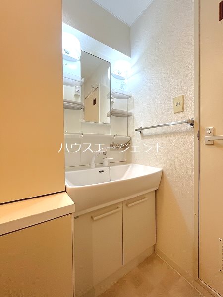 洗面設備　独立洗面台はご家族が多い家庭には必要ですよね。※参考画像