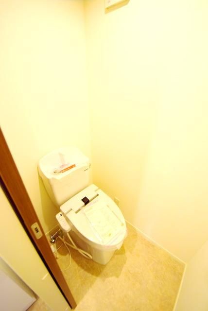 トイレ　同物件別部屋写真