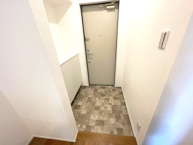 玄関　イメージとして同建物他部屋を表示しています。