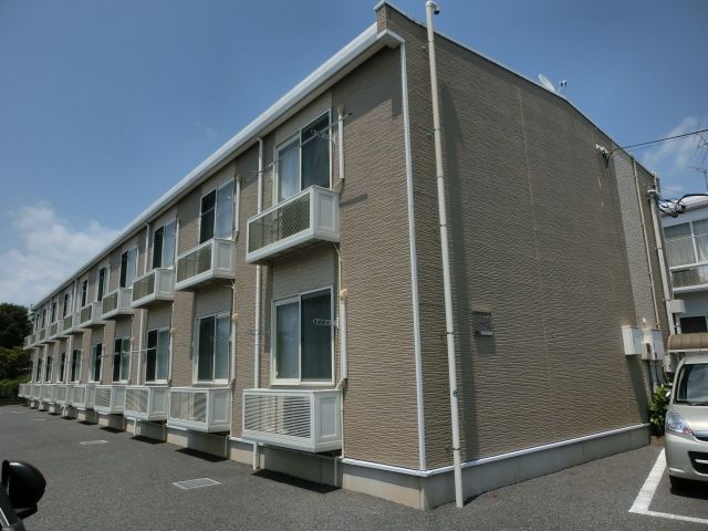 建物外観　目の前にはコンビニがあり便利な立地