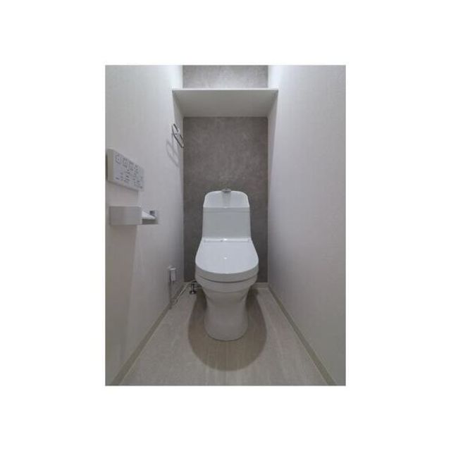 トイレ　人気アイテムの温水洗浄便座。清潔感のあるトイレです。