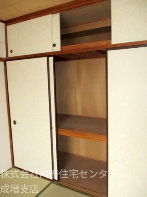 収納　ＤＫから見て右側の和室にある一間半の押入れと天袋