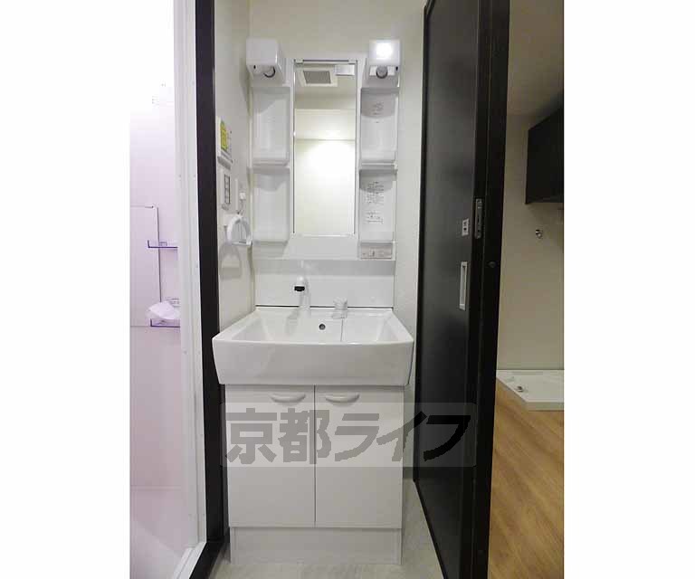 洗面設備　きれいな洗面台です。