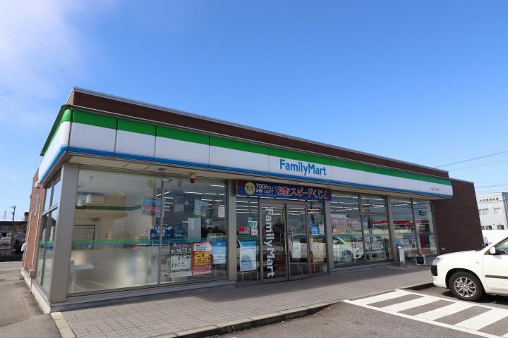 コンビニ　ファミリーマート（コンビニ）まで987m
