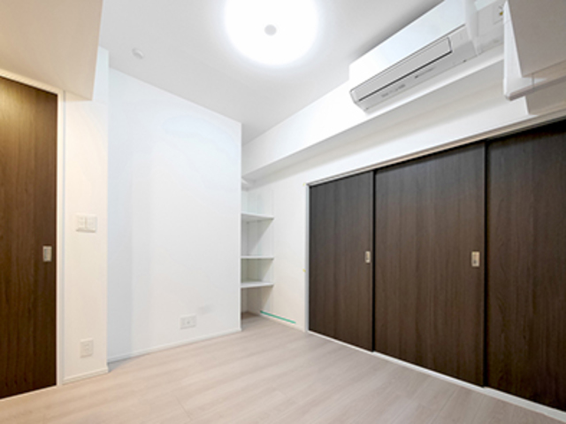 居室・リビング　建具がブラウンで重厚感、メリハリのあるお部屋です