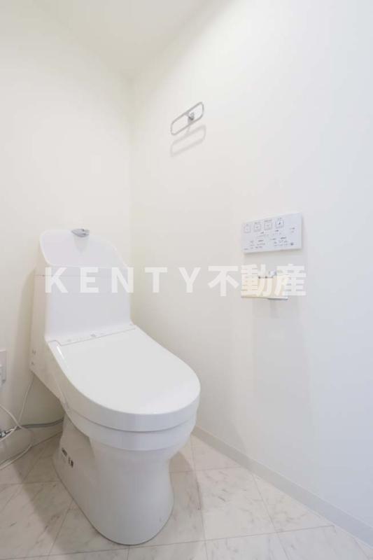 トイレ　落ち着いた色調のトイレです