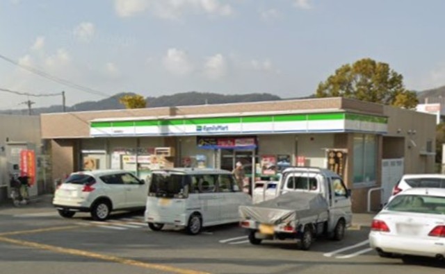 コンビニ　ファミリーマート　箕面萱野（コンビニ）まで1087m