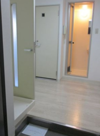 玄関　別部屋の写真を使用しております。