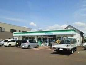 コンビニ　ファミリーマート（コンビニ）まで560m