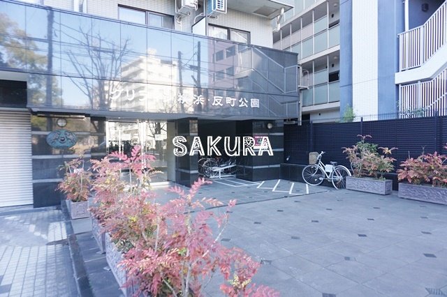 エントランス　重厚感のある建物デザイン♪