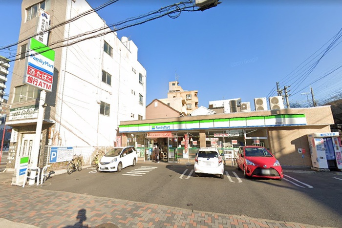 コンビニ　ファミリーマート（コンビニ）まで700m