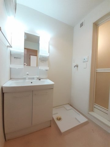 洗面設備　明るい洗面所です