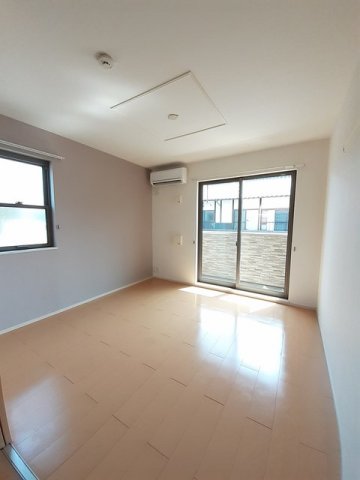 居室・リビング　こちらの居間で趣味の時間をお楽しみください