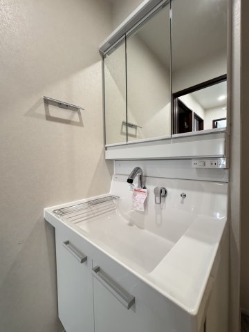 洗面設備　独立洗面台、朝の身支度には欠かせません