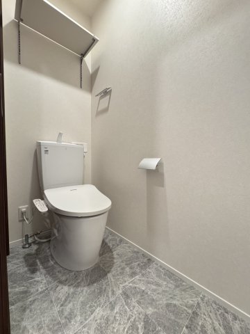 トイレ　落ち着いた色調のトイレです