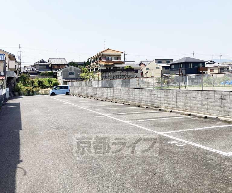 駐車場　駐車場も広々です。