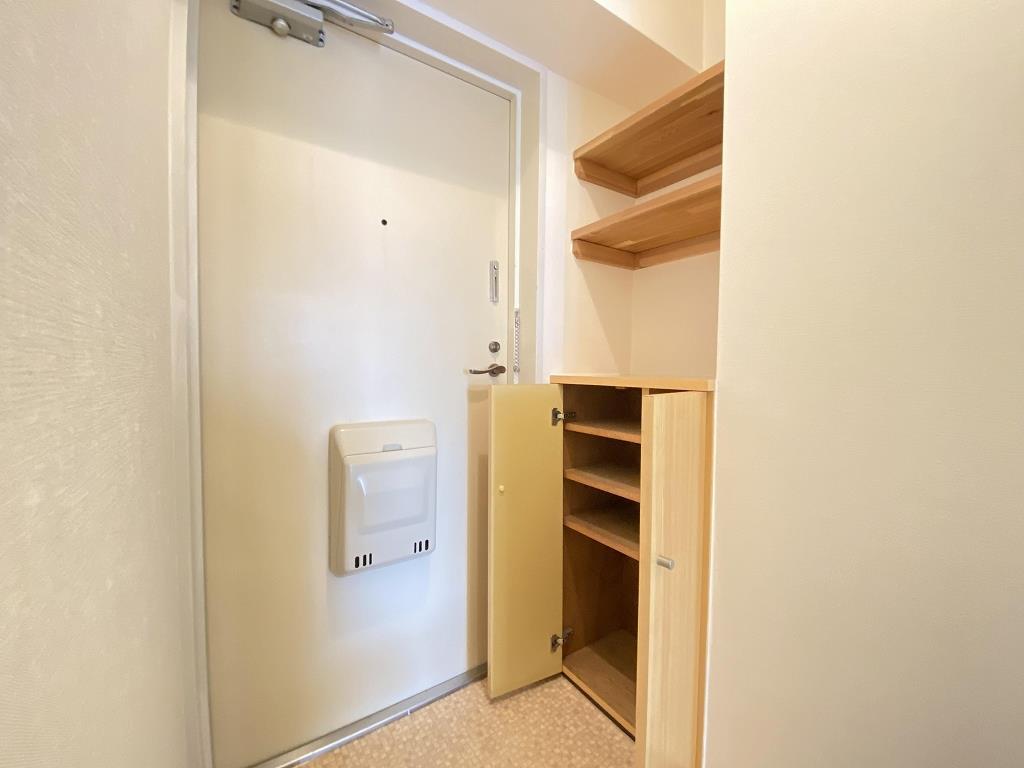 玄関　下駄箱＆郵便受け付きの玄関です♪