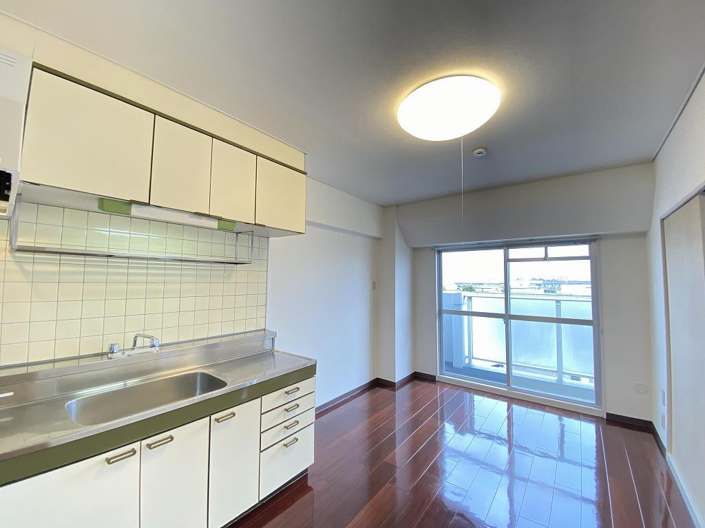 居室・リビング　8.5帖のダイニングキッチンです♪