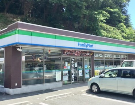 コンビニ　ファミリーマート エクセレンス不動坂店（コンビニ）まで579m