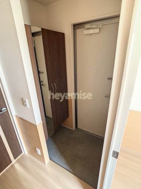 玄関　写真は２０３号です。