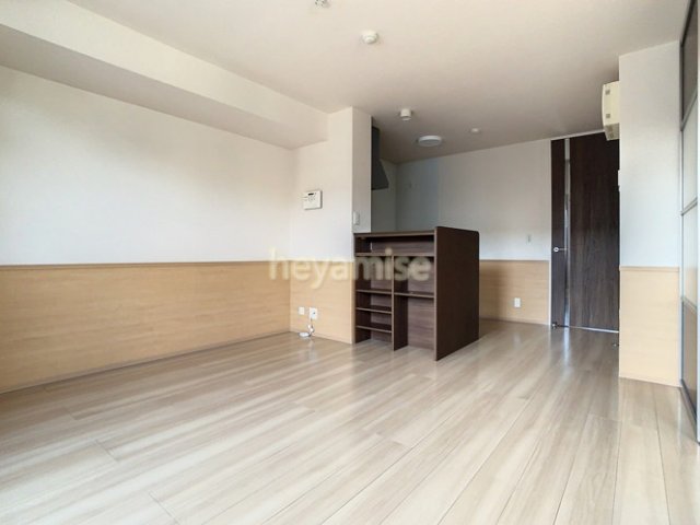 居室・リビング　写真は２０３号です。