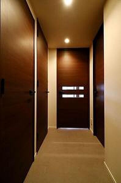 玄関　写真は同タイプ住居です。