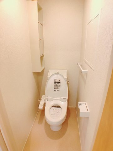 トイレ　温水洗浄便座完備・嬉しい収納棚付き