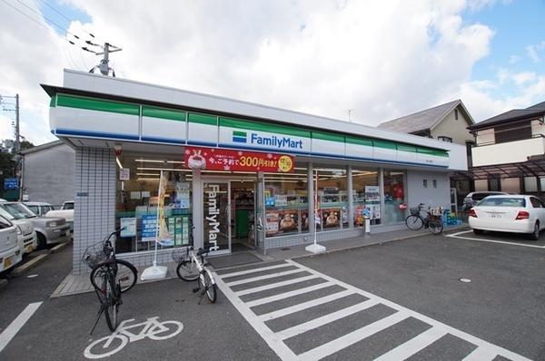 コンビニ　ファミリーマート近松公園店（コンビニ）まで955m