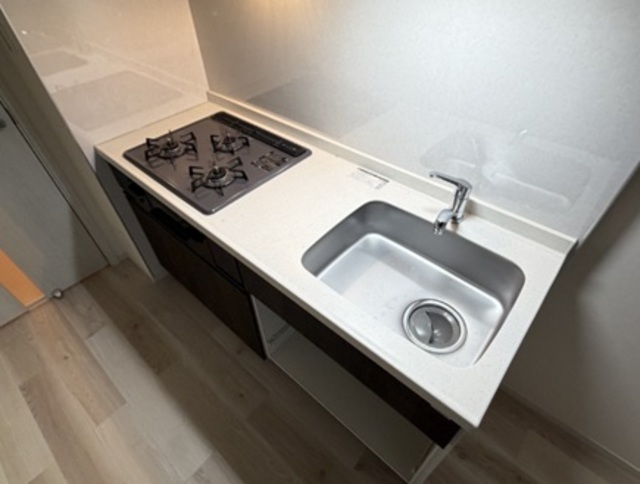 キッチン　大型システムキッチンを採用。