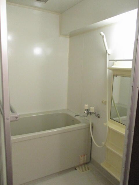 バス・シャワールーム　【浴室】※画像は４０２号室のものです