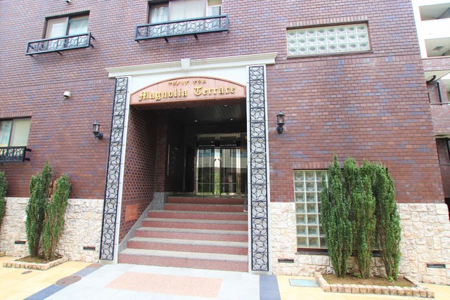 エントランス　重厚感のあるデザインのマンション入口