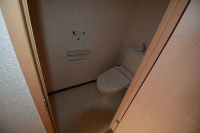 トイレ　温水洗浄便座機能付き☆