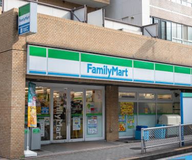 コンビニ　ファミリーマート三田聖坂下店（コンビニ）まで122m