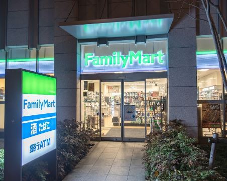コンビニ　ファミリーマート田町第一京浜店（コンビニ）まで332m