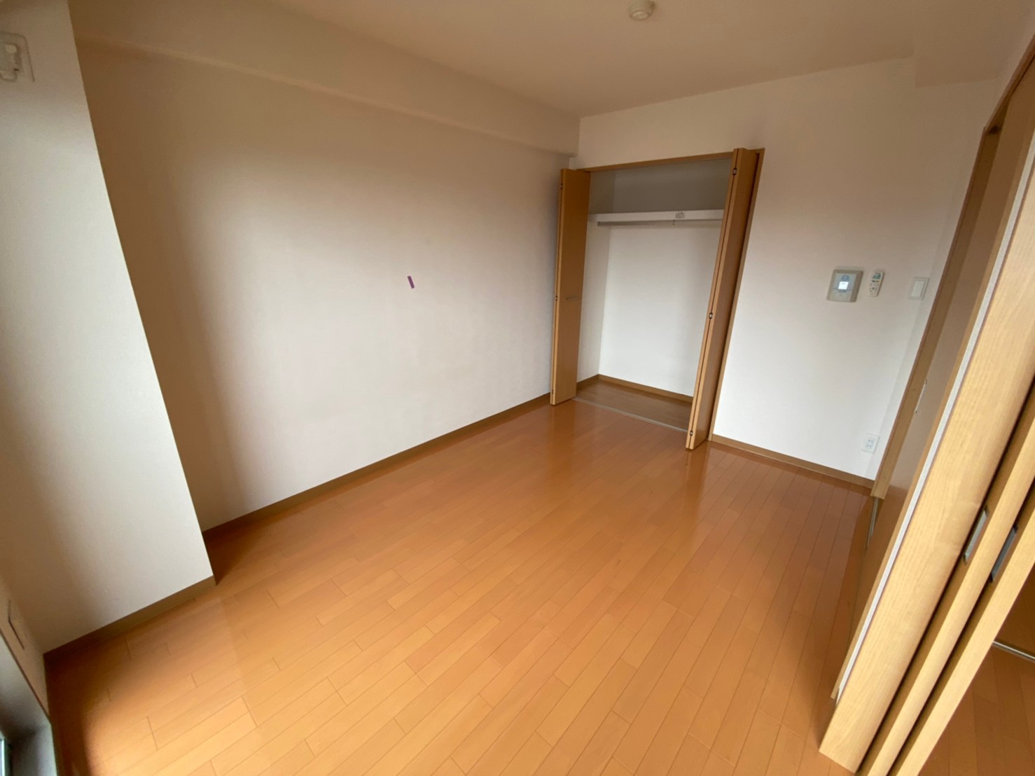 収納　※同建物の別のお部屋の写真です。