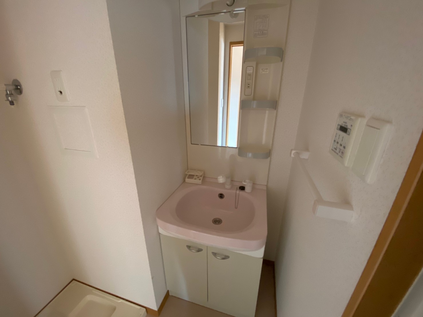 洗面設備　※同建物の別のお部屋の写真です。