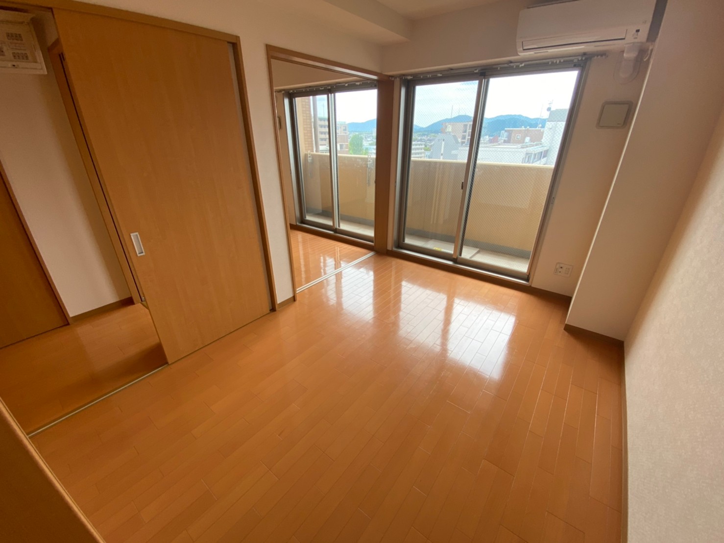 居室・リビング　※同建物の別のお部屋の写真です。