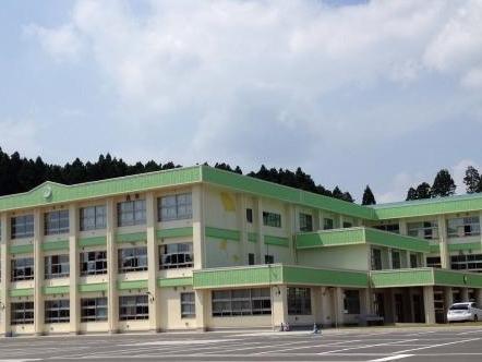 中学校　百石中学校（中学校）まで2300m