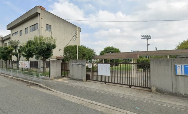 小学校　豊中市立庄内西小学校（小学校）まで642m