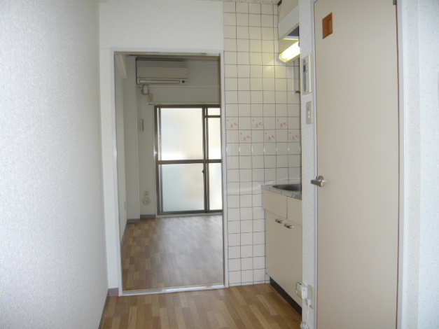 居室・リビング　※別の部屋の写真です。