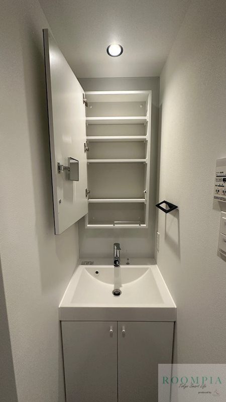 洗面設備　※同タイプの別のお部屋です。