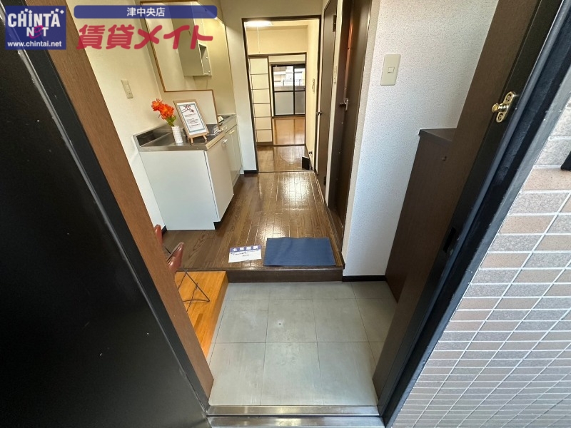 玄関　同じ物件、別部屋の写真です