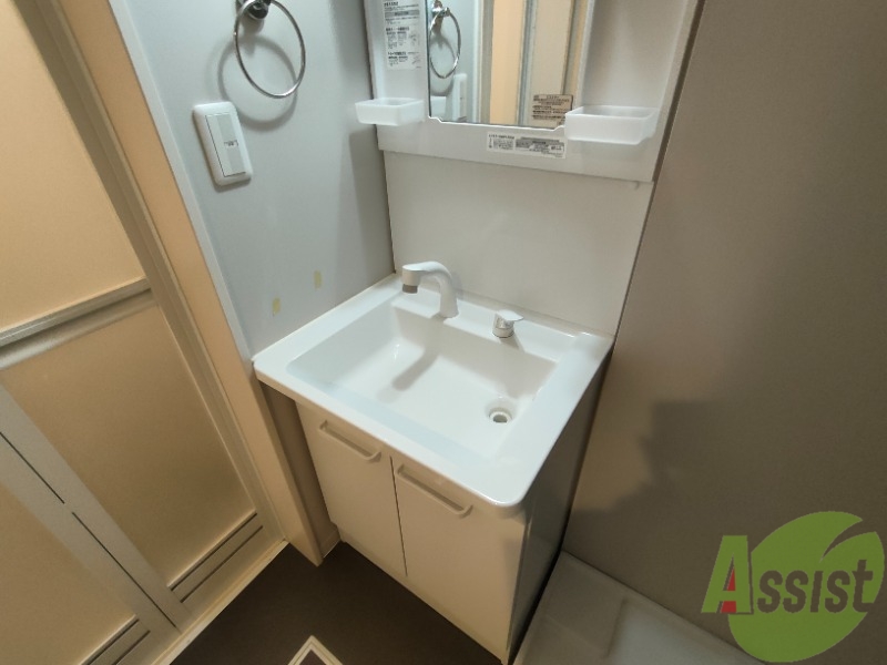 洗面設備　洗面台はシャワーノズルも付いて便利に活用できます