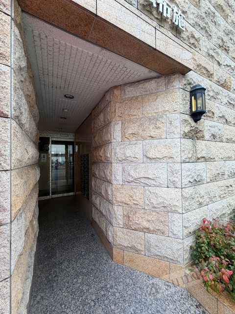 エントランス　明るいエントランスであなたのお帰りをお待ちします＾＾