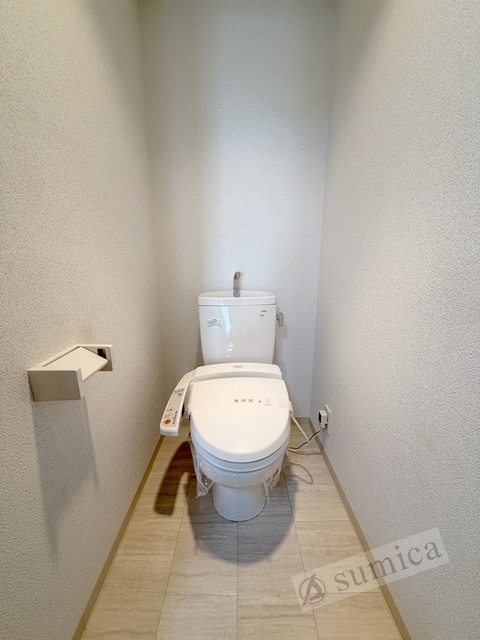 トイレ　人気アイテムの温水洗浄便座。清潔感のあるトイレです。