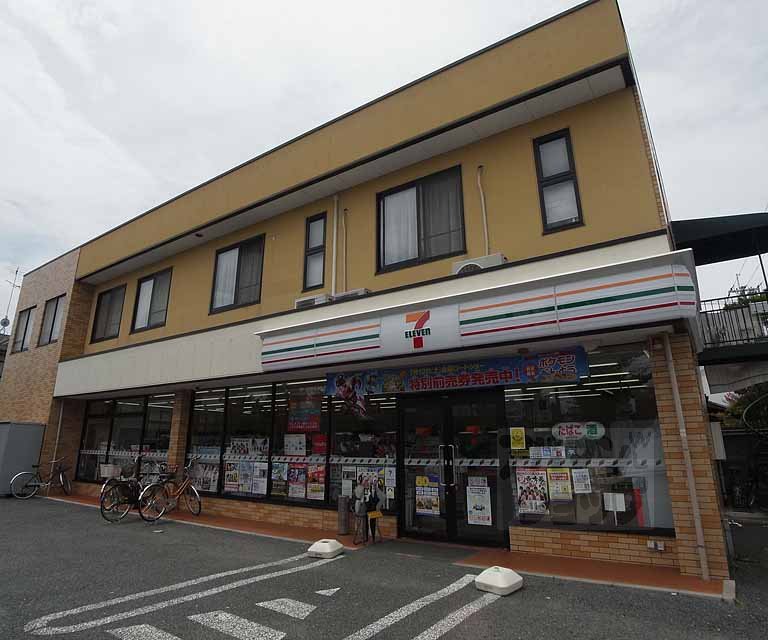 コンビニ　セブンイレブン京都桂久方町店（コンビニ）まで550m