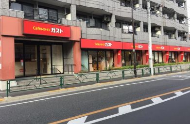 飲食店　ガスト 三鷹新川店（飲食店）まで1m
